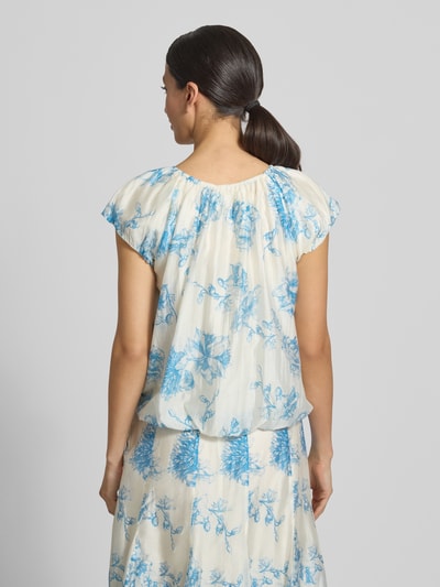 Frauenmodel trägt Regular Fit Bluse aus Lyocell-Mix Modell 'Evangelia' von MSCH Copenhagen mit blauem Floraler Allover-Print, Falten-Optik, kurzärmelig, Rückenlänge bei Größe S: 50 cm. Ganzkörperansicht Rückansicht.