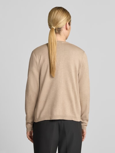 Frauenmodel trägt Strickjacke aus Viskose-Mix Modell 'MORLA' von b.young in Beige mit elastischem Muschelsaum, Ganzkörperansicht Rückansicht.