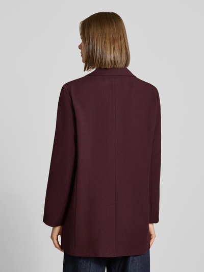 Frauenmodel trägt Regular Fit Longblazer mit 1-Knopf-Verschluss von ONLY in dunklem Bordeauxrot, strukturierte Oberfläche, Ganzkörperansicht Rückansicht
