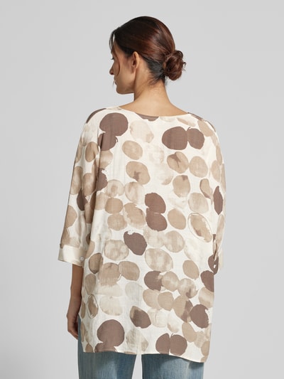 Männermodel trägt Relaxed Fit Bluse aus mieszanka wiskozy z wzór na całej powierzchni od Apricot, dekolt w serek, rękaw o dł. 3/4, długość tyłu 70 cm, długość rękawów 30 cm, widok całej sylwetki z tyłu