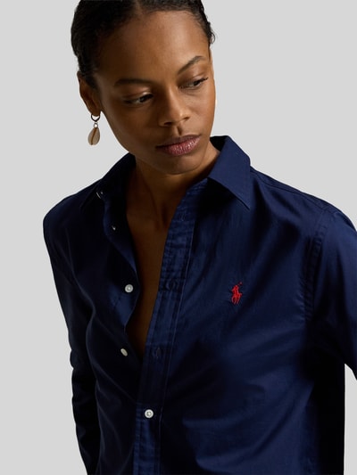 Frauenmodel trägt Slim Fit Hemdbluse aus reiner Baumwolle von Polo Ralph Lauren in Optik: Unifarben, dunkelblau, Nahaufnahme Oberkörper.