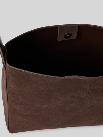 Produktfoto, Shoulder Bag aus echtem Rindsleder Modell 'IGOR' von Mango in Braun, sichtbare Maserung, Magnetverschluss, Innenraum-Detailansicht.