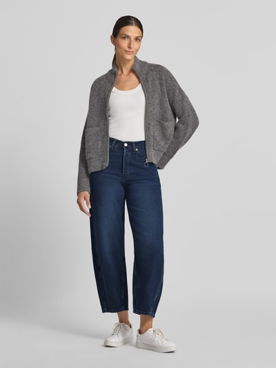 Frauenmodel trägt Loose Fit Barrel Jeans aus Baumwoll-Lyocell-Mix Modell 'BAARLY' von ARMEDANGELS, Damen Barrel Jeans, Ganzkörperansicht von vorne.