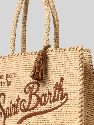 Productfoto, shopper met labelstitching model 'VANITY RAFFIA' van MC2 Saint Barth, naturel met bruine letters, raffiabast, draagband, hoofdvak, breedte maat 1: 41 cm, lengte maat 1: 32 cm, diepte maat 1: 21 cm, bandlengte schouderband maat 1: 54 cm