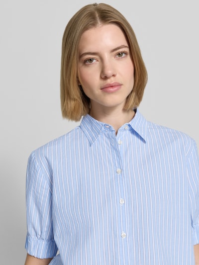 Frauenmodel trägt Regular Fit Bluse aus Baumwolle mit 1/2-Arm von Emily Van den Bergh, hellblau mit weißen Streifen, Knopfleiste, Hemdblusenkragen, Reine Baumwolle, Ganzkörperansicht von vorne.