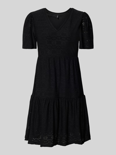 Produktfoto, czarna sukienka Mini-Freizeitkleid mit Lochstickmuster Modell 'SMILLA LIFE' od Only, jednolita, krój regular fit, V-dekolt, krótki rękaw, długość mini, haftowane detale, damska sukienka casual