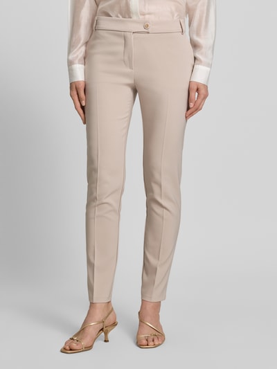 Frauenmodel trägt Stoffhose mit Bügelfalte Modell 'REWI' von Rinascimento in Beige, Slim Fit, Material-Mix, Nahaufnahme Oberkörper, Vorderansicht.