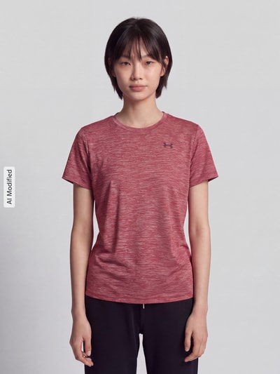 Kobiece model prezentuje Loose Fit Sport-T-Shirt mit Logo-Print od Under Armour, czerwony melanż, gładka tekstura, całkowity widok z przodu, damski t-shirt, sport, KI-modifiziertes Bild