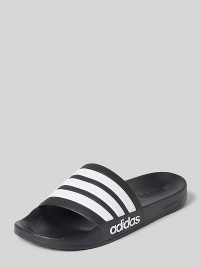Productfoto, Badeschuhe mit Label-Prägung Modell 'ADILETTE SHOWER' van adidas Sportswear, look: effen, punt van de schoen: open teen, hakvorm: plat, applicatie: label in reliëf, sluiting: comfortmodel/open, zool: gestructureerd