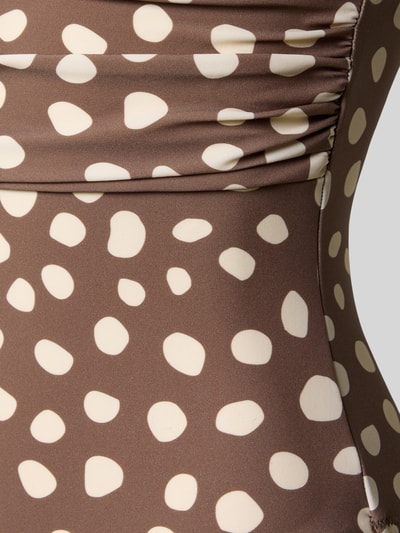 Frauenmodel trägt Badeanzug mit V-Ausschnitt Modell 'Dauna Plunge' von Barts im Material-Mix mit Stretch-Anteil, Label-Detail, Nahaufnahme Oberkörper