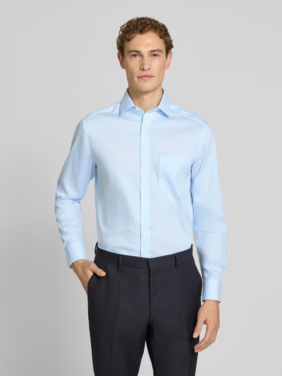 Męski model nosi Modern Fit Business-Hemd aus Baumwolle mit Kentkragen od OLYMP, jasnoniebieskie pionowe paski, listwa guzikowa, kołnierzyk typu kent, długość tyłu w rozmiarze 40: 80 cm, szerokość ramion w rozmiarze 40: 46 cm, długość rękawów w rozmiarze 40: 66 cm, bawełna, nowoczesny krój, koszula biznesowa, widok całej sylwetki z przodu.