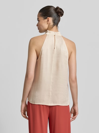 Frauenmodel trägt Blusenshirt aus Viskose-Mix mit Wasserfall-Ausschnitt von Jake*s Collection in Beige, Rückenlänge 60 cm, Rückseitiger Schlüsselloch-Ausschnitt, Ganzkörperansicht Rückansicht.