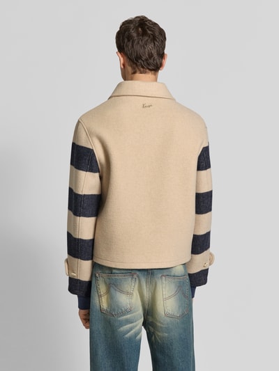 Mannelijk model draagt Blouson uit pure viscose van KENZO, beige met donkerblauwe strepen, rechte fit, rugaanzicht, productdetails inbegrepen.