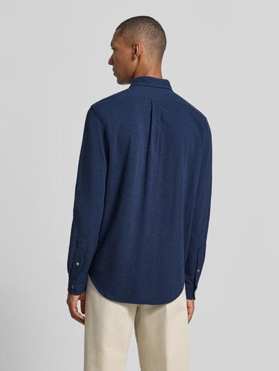 Mannelijk model draagt donkerblauw regular fit vrijetijdsoverhemd van puur katoen ‘Regular Fit Freizeithemd aus reiner Baumwolle’ van Polo Ralph Lauren, Heren, volledig lichaam achteraanzicht.