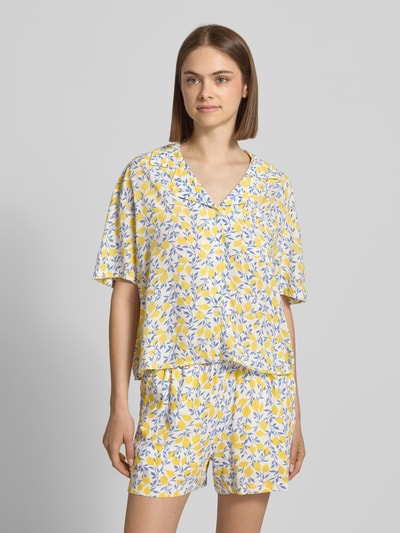 Frauenmodel trägt Relaxed Fit Hemdbluse aus reiner Viskose Modell 'BARRI' von Pieces, Optik:Allover-Muster, florales Muster, V-Ausschnitt, einreihige Knopfleiste, Material: Viskose, Ganzkörperansicht von vorne.