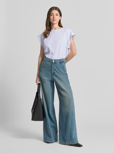 Frauenmodel trägt Damen T-Shirt mit Drapierungen Modell 'PIO' von Bash in Weiß aus reiner Baumwolle, Regular-Fit, Rundhalsausschnitt, kombiniert mit blauen Jeans, Ganzkörperansicht von vorne.