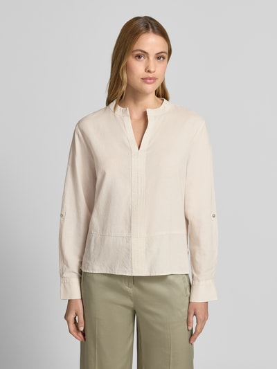 Frauenmodel trägt Regular Fit Bluse mit V-Ausschnitt Modell 'Feleen' von OPUS aus Baumwoll-Mix mit Leinen-Anteil, Ganzkörperansicht von vorne.