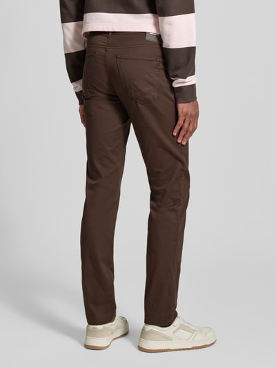 Männermodel trägt Hose mit Eingrifftaschen Modell 'Chuck' von Brax in Braun, Slim Fit, Baumwoll-Mix, Ganzkörperansicht Rückansicht.
