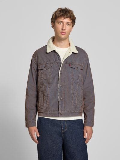 Männermodel trägt Relaxed Fit Jeansjacke aus Baumwoll-Mix von Levi's®, braun-grauer Ton, strukturierte Oberfläche, Ganzkörperansicht von vorne.