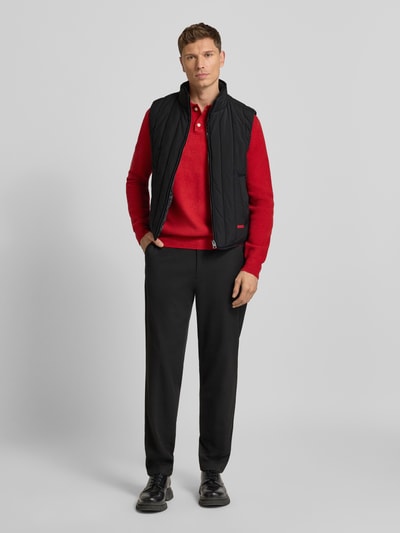 Mannelijk model draagt Regular Fit Steppweste uit waterafstotend materiaal model 'BRENO2611' van HUGO, uni zwart, hele lichaamsvooraanzicht.