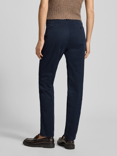 Kobiece modelka nosi Slim Fit Spodnie w skróconym kroju model 'GABBY' od Lauren Ralph Lauren, mieszanka bawełny i elastanu, wpuszczane kieszenie, kieszenie z tyłu, kolor granatowy, widok całej sylwetki od tyłu.