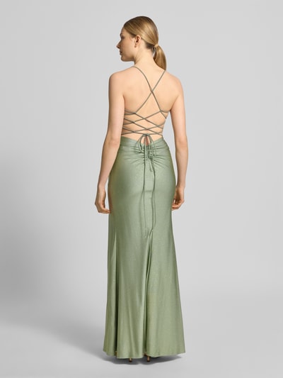 Frauenmodel trägt Maxikleid mit Drapierungen und Gehschlitz von Mascara aus schimmerndem, grünem Satin, figurbetont, Ganzkörperansicht Rückansicht.