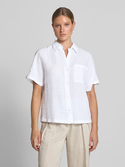 Frauenmodel trägt Relaxed Fit Bluse aus reinem Leinen von Marc O'Polo, weiß, kurzarm, Hemdblusenkragen, Ganzkörperansicht von vorne