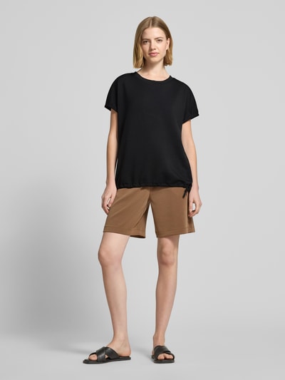 Frauenmodel trägt T-Shirt aus Mohair-Mix mit Rundhalsausschnitt Modell 'BANU' von Soyaconcept in Schwarz, Regular Fit, Ganzkörperansicht von vorne.