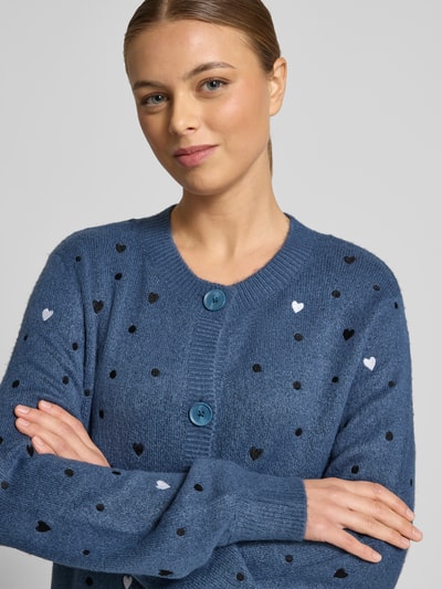 Frauenmodel trägt Regular Fit Strickjacke mit Stickereien von Tom Tailor Denim, Optik: Unifarben, Strick, Nahaufnahme Oberkörper.