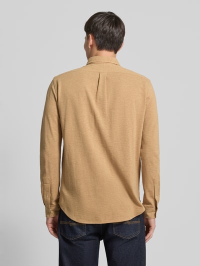 Männermodel trägt Freizeithemd mit Knopfleiste von Polo Ralph Lauren, Reine Baumwolle, Regular-Fit, Rückenlänge 75 cm, Schulterbreite 44 cm, Ärmellänge 66 cm, Knopfleiste, Label-Stitching, beige, glatte Textur, Ganzkörperansicht Rückansicht.