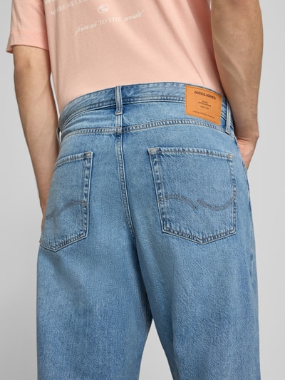 Männermodel trägt Loose Fit Jeans im 5-Pocket-Design Modell 'DAVE' von Jack & Jones, Reine Baumwolle, lockerer Schnitt, Ganzkörperansicht Rückansicht.