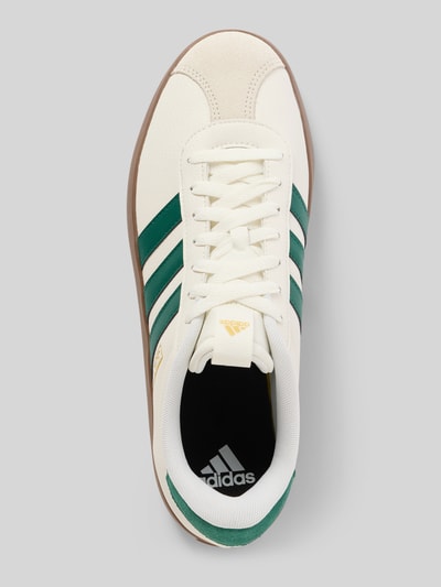 Produktfoto, Sneaker mit Schnürverschluss von adidas Sportswear im Leder-Mix mit abgerundeter Spitze, Label-Detail, strukturierte Sohle, Absatzhöhe 3 cm, Schafthöhe 8 cm, Schaftweite 6 cm, cremefarben mit grünen Streifen und goldenen Details