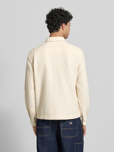 Männermodel trägt Regular Fit Freizeithemd mit Logo-Stitching von REVIEW in Creme, Strukturmuster, reine Baumwolle, Rückenansicht, Ganzkörperansicht Rückansicht
