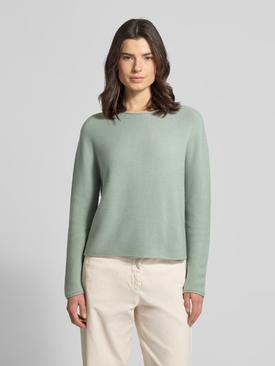 Frauenmodel trägt Strickpullover mit Rundhalsausschnitt von Comma aus Baumwoll-Mix, Regular-Fit, Rollsaum, pastellgrün, Ganzkörperansicht von vorne.