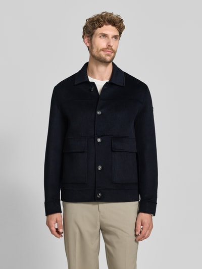 Männermodel trägt Regular Fit Blouson aus Woll-Mix mit Kaschmir-Anteil von JOOP!, dunkles Blau, glatte Struktur, Ganzkörperansicht von vorne, Herren Bomberjacke / Blouson von JOOP! COLLECTION.
