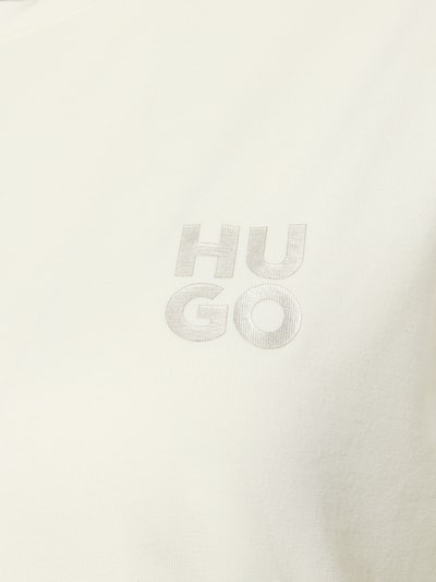 Frauenmodel trägt Regular Fit Pyjama-Oberteil aus Modal-Mix von HUGO, Optik: Unifarben, Label-Print, Jersey-Textur, Nahaufnahme Oberkörper.