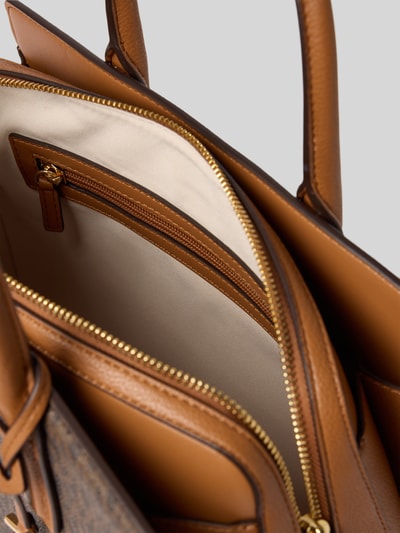 Productfoto, Handtasche aus leer met logomotief Model 'LAILA' van MICHAEL Michael Kors, ritssluiting, labelapplicatie, draagband, schouderband, bruin-beige tinten, zachte en gladde texturen, breedte maat 1: 34 cm, lengte: 22 cm, diepte: 13 cm, schouderbandlengte: 36 cm