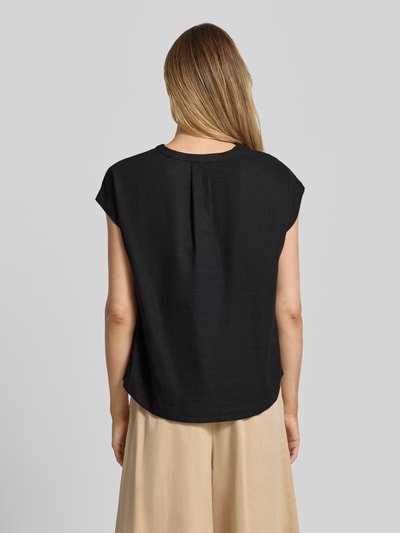 Frauenmodel trägt Blusenshirt aus Leinen-Viskose-Mix Modell 'INA' von Soyaconcept, schwarz, Gerader-Schnitt, Kappärmel, Ganzkörperansicht Rückansicht.