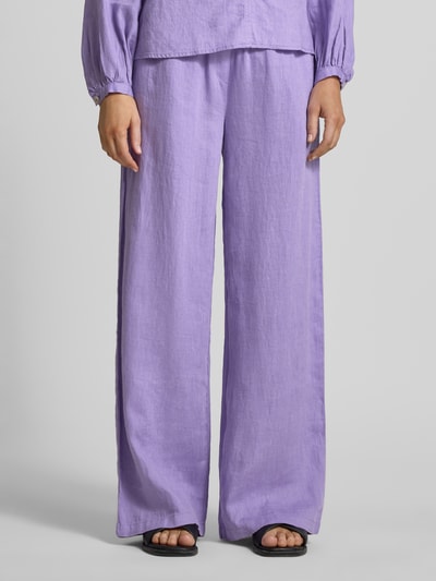 Vrouwenmodel draagt Leinenhose mit elastischem Bund van Emily Van den Bergh, puur linnen, wijde pijp, elasische tailleband, paspelzakken achter, lila kleur, detailopname vooraan.