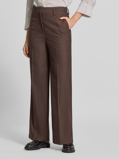 Frauenmodel trägt Bootcut Hose mit Bügelfalten von MORE & MORE, braun, fein strukturiert, Nahaufnahme Unterkörper, Mix mit Viskose-Anteil.