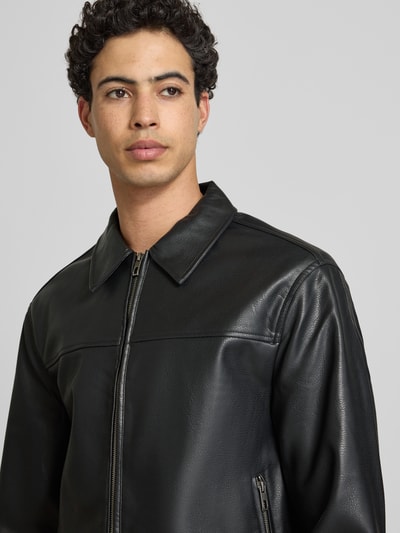 Männermodel trägt Regular Fit Jacke in Leder-Optik Modell 'JACK' von Only & Sons, Optik: Unifarben, Materialverarbeitung: Glattleder-Optik, Nahaufnahme Oberkörper.