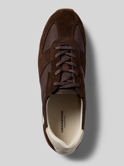 Produktfoto, brązowe Low Top Sneaker aus Rindsleder-Textil-Mix Modell 'YASMIN' von Vagabond, aksamitna faktura, okrągły nosek, płaski obcas, tłoczone logo, sznurowanie, podeszwa strukturyzowana, prawdziwa skóra bydlęca, skórzany wygląd