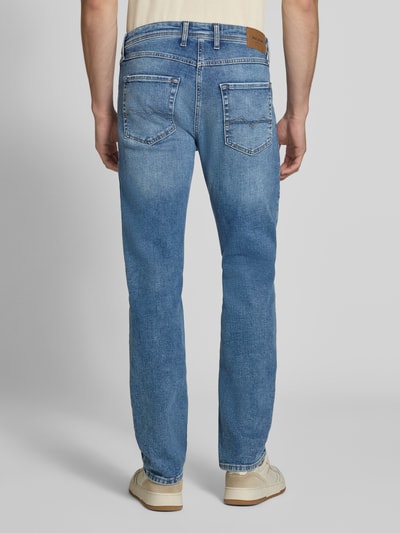 Mężczyzna nosi Straight Fit Jeans aus Baumwoll-Mix Modell 'ARNE' od MAC, niebieski kolor, faktura denimu, całkowity widok z tyłu, jeansy dla mężczyzn od MAC.