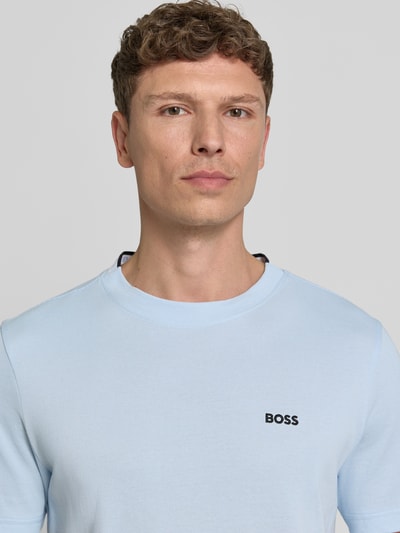 Männermodel trägt Regular Fit T-Shirt aus Baumwoll-Piqué Modell 'TS_PIQUE' von BOSS Green in Hellblau, unifarben, Label Stitching, Nahaufnahme Oberkörper
