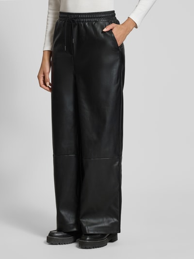 ICHI Spodnie materiałowe o szerokim kroju z imitacji skóry model ‘Zoma’ Czarny 4