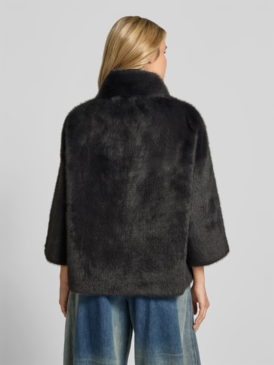 Männermodel trägt Wendejacke aus Kunstfell von Juvia in Schwarz, funkcja dwustronna, stójka, wpuszczane kieszenie, prosty krój, Długość tyłu w rozmiarze S: 63 cm, Szerokość w rozmiarze S: 54 cm, Długość rękawów w rozmiarze S: 47 cm, Ganzkörperansicht Rückansicht.