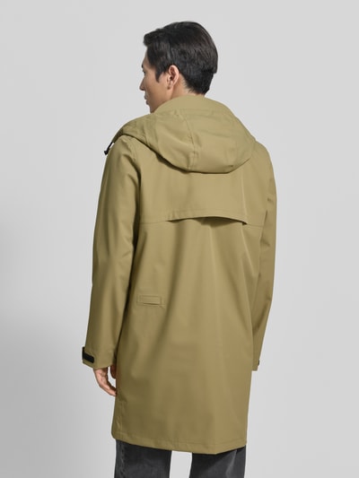 Männermodel trägt Regenjacke mit Reißverschlusstaschen Modell 'RAIN EATER' von GOFRANCK in Beige, Gerader-Schnitt, Ganzkörperansicht Rückansicht.