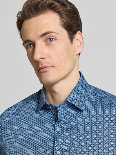 Männermodel trägt Body Fit Business-Hemd mit extra langem Arm von OLYMP Level Five, Baumwoll-Elasthan-Mix, Kentkragen, Knopfleiste, Nahaufnahme Oberkörper.