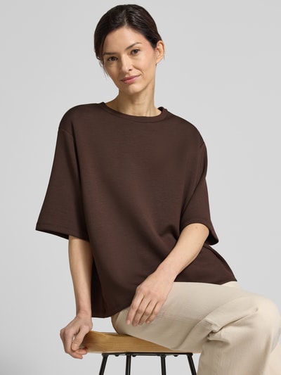 Vrouwenmodel draagt donkerbruin Sweatshirt met 1/2-arm model 'BANU 231' van Soyaconcept, relaxed fit, modal-mix, ronde hals, vooraanzicht half totaal.