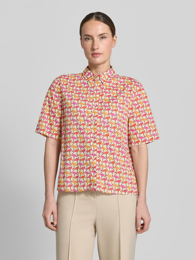 Modelka kobieca ma na sobie Regular Fit Bluse im Allover-Look Modell 'BEA' od 0039 Italy, czysta bawełna, wzór wielokolorowy; widok całej sylwetki z przodu.